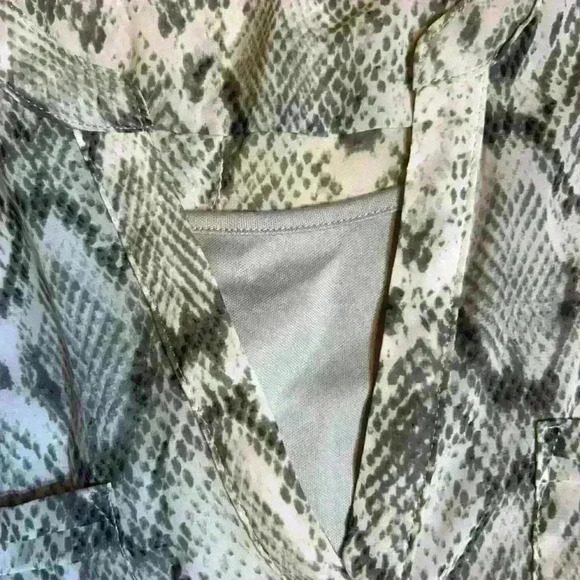 Apt. 9 Sheer Women Blouse Snake Print Gray, V Neck, Size L 3/4 Roll Tab Sleeve - Picture 7 of 8